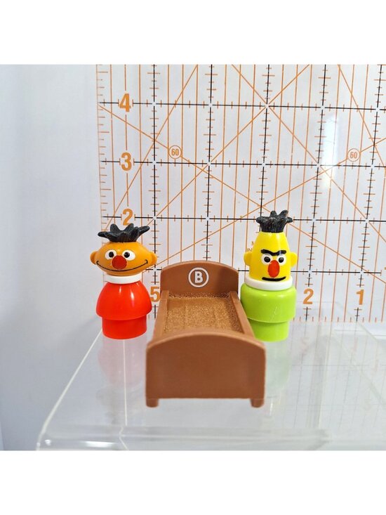 Little People Bert & Ernie Brown Bed Sesame Street Fisher Price Vintage - Picture 3 of 9